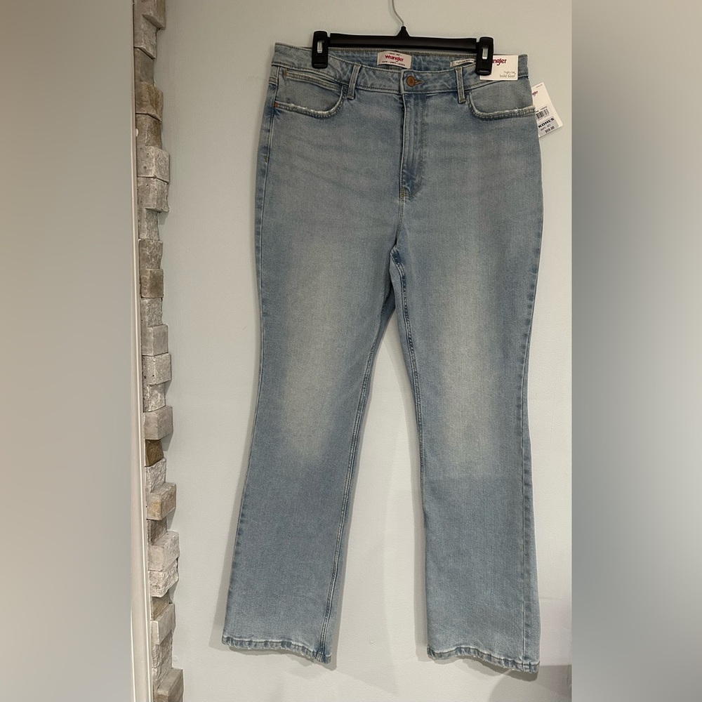 Wrangler Women’s High-Rise Bootcut Jeans
Size: 14 / 32x32 - Picture 2 of 14
